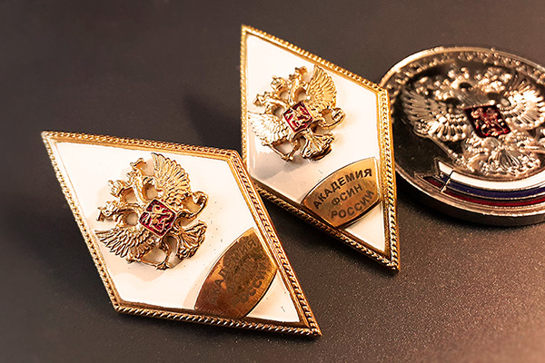 что подарить на окончание университета девушке